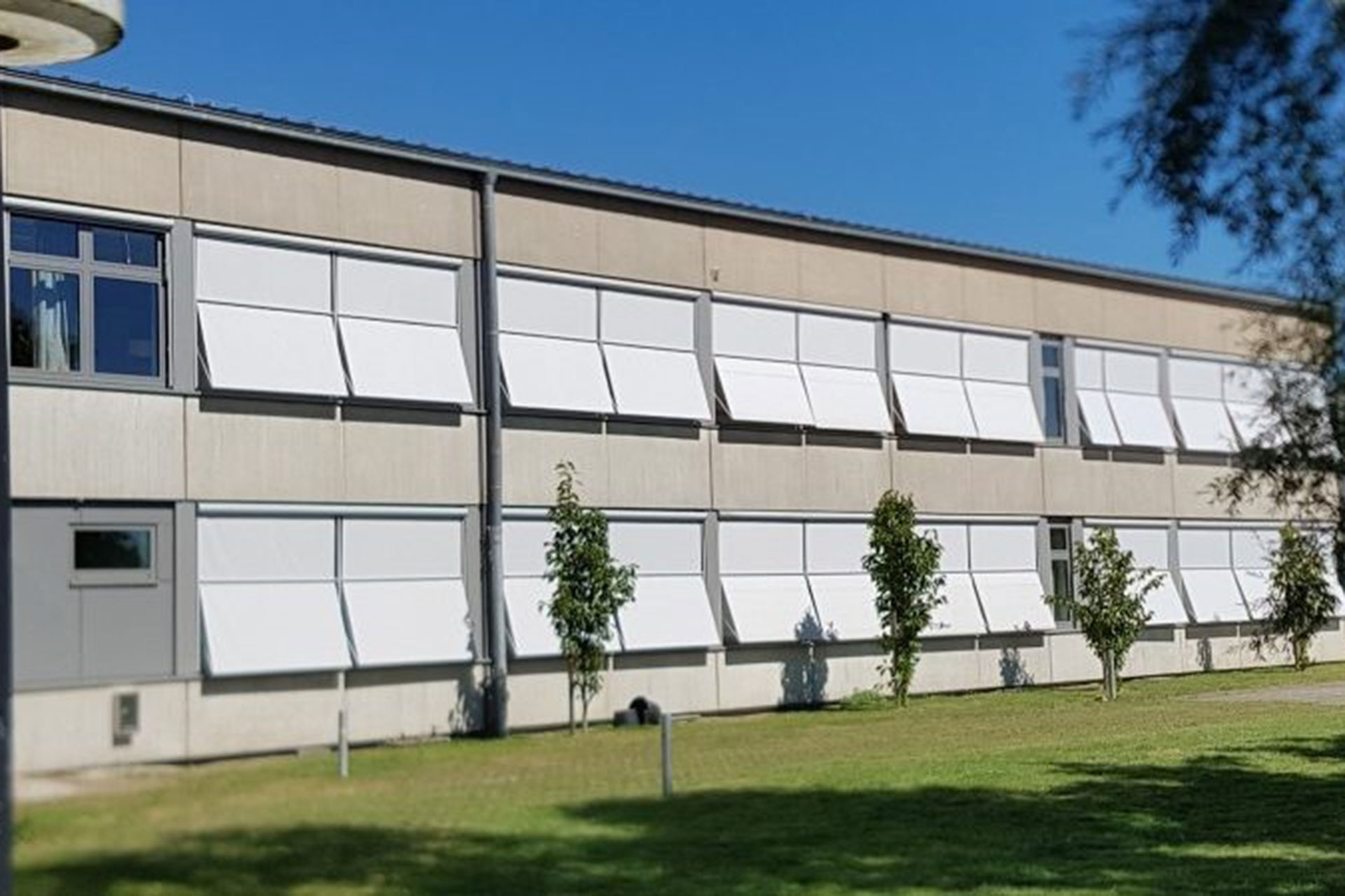 Referenz von Metallbau Maroldt: Sonnenschutz für Schule
